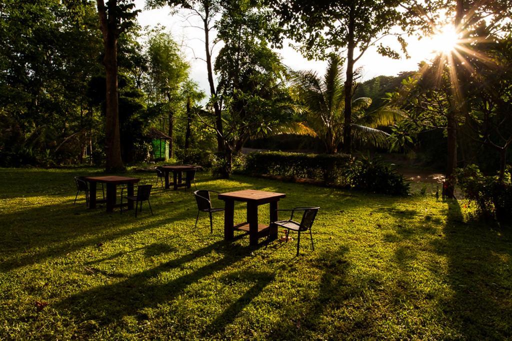 Riverhouse Resort Mae Sariang Exterior photo
