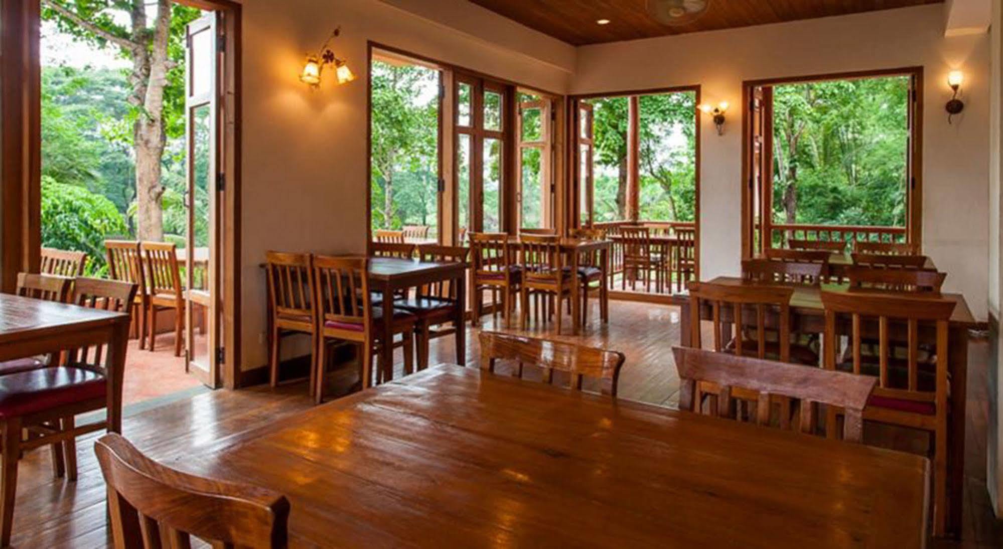 Riverhouse Resort Mae Sariang Exterior photo