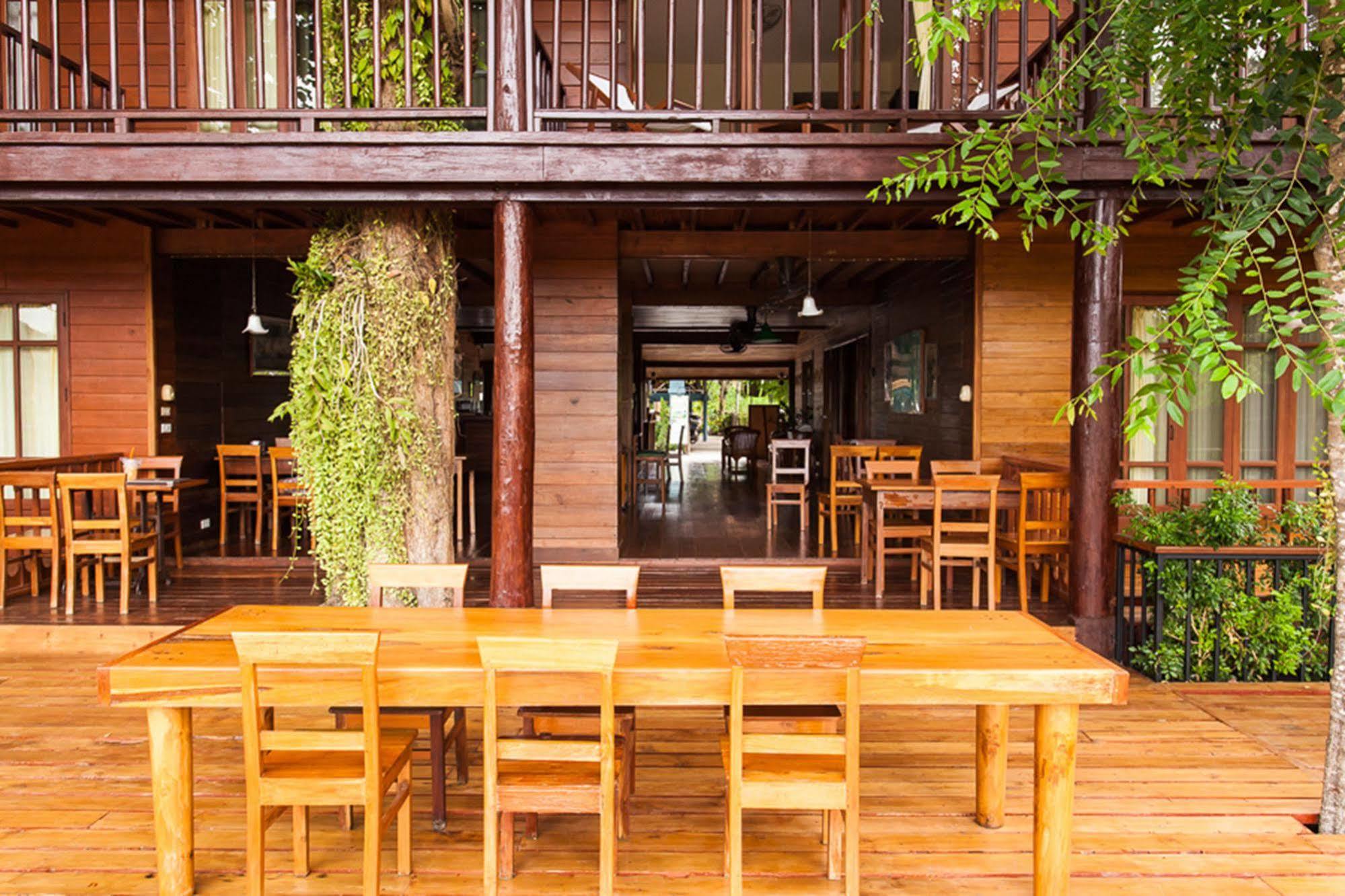 Riverhouse Resort Mae Sariang Exterior photo