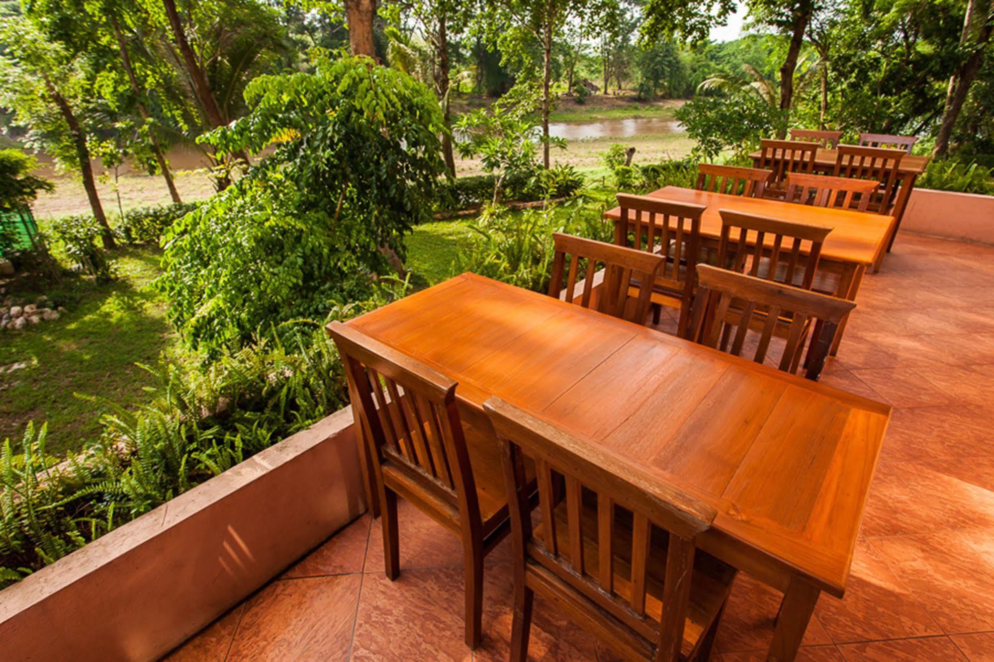 Riverhouse Resort Mae Sariang Exterior photo