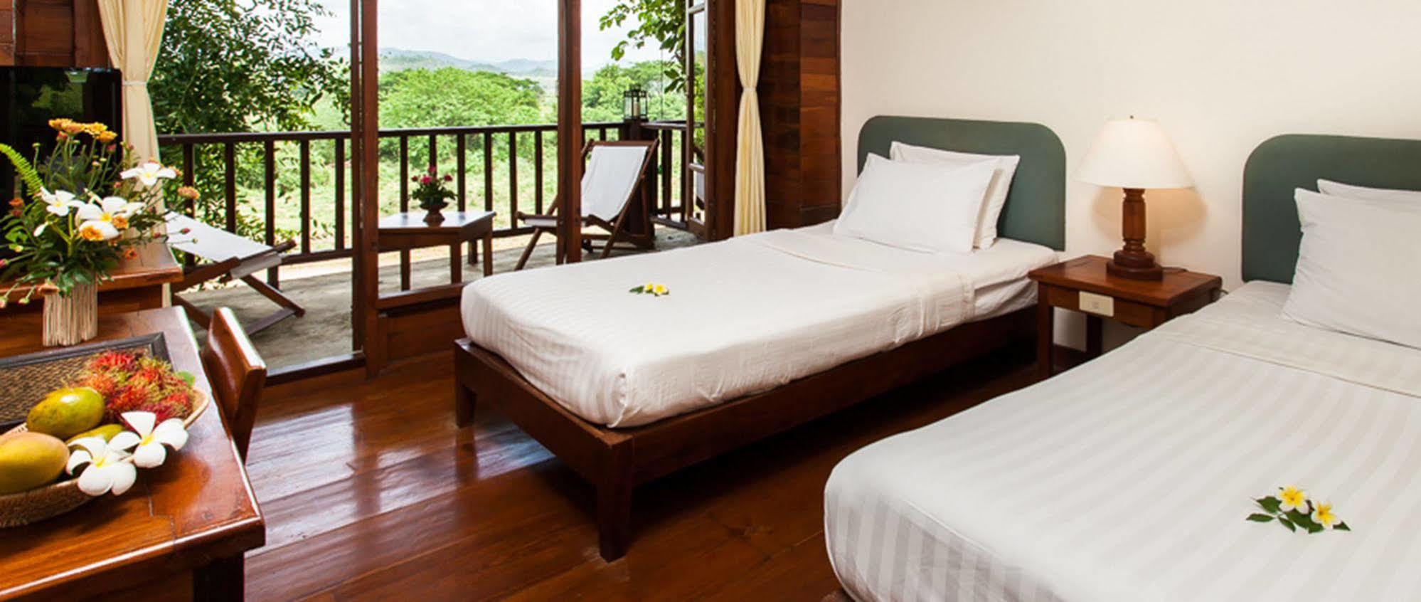 Riverhouse Resort Mae Sariang Exterior photo